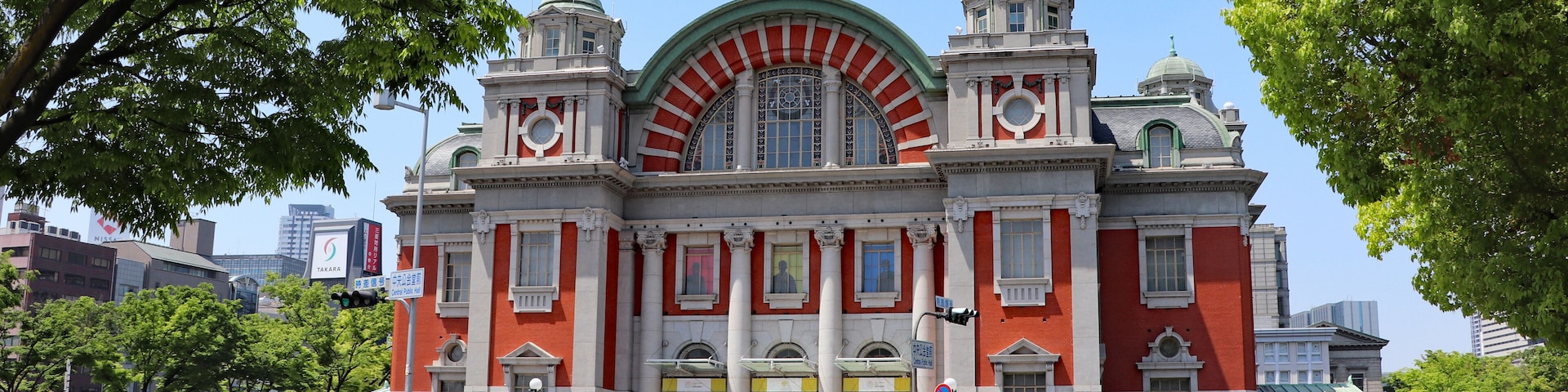 大阪中之島・春の新緑に囲まれた中央公会堂