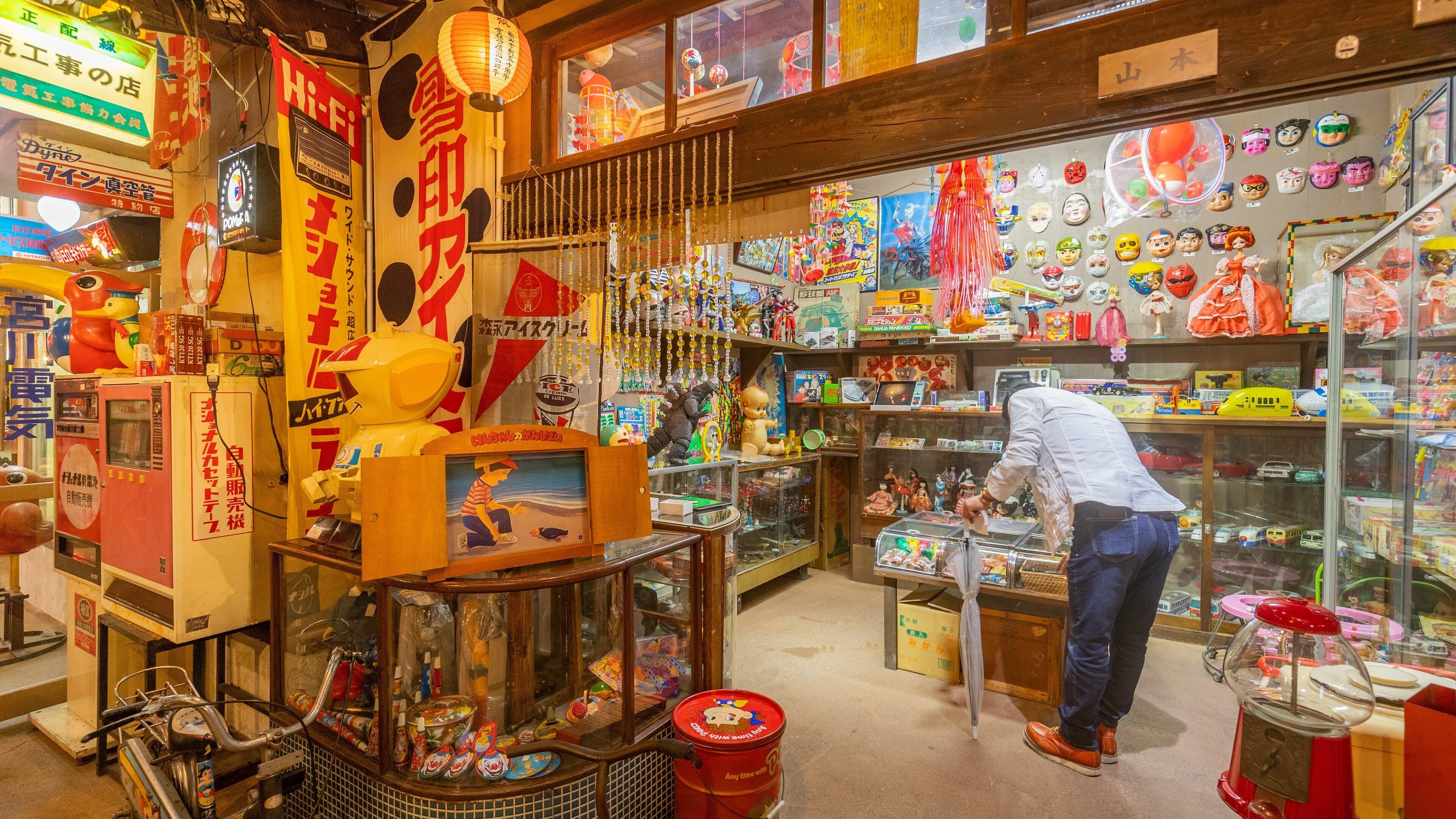 Takayama Showa Kan showing shopping and interior views