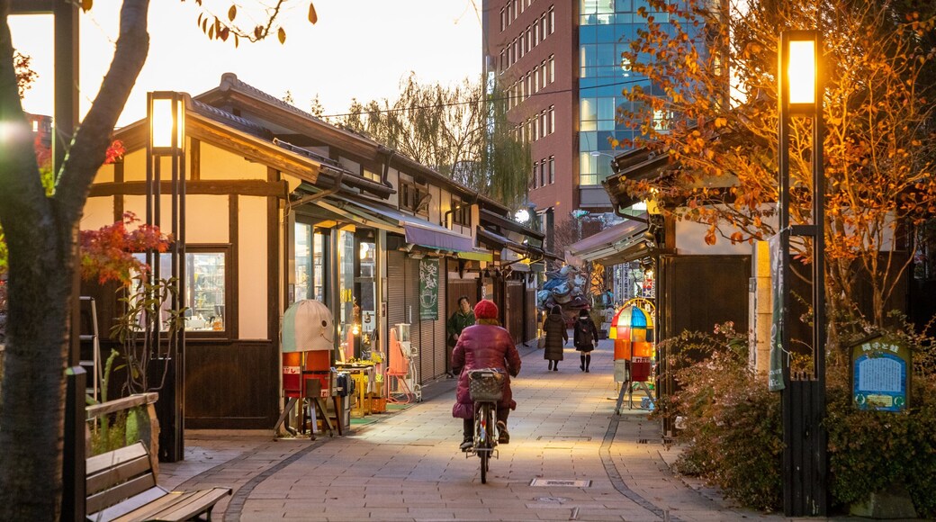 Nawate-dōri featuring road cycling