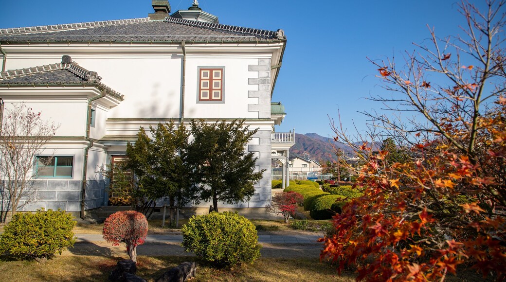 Kaichi School Museum showing a garden