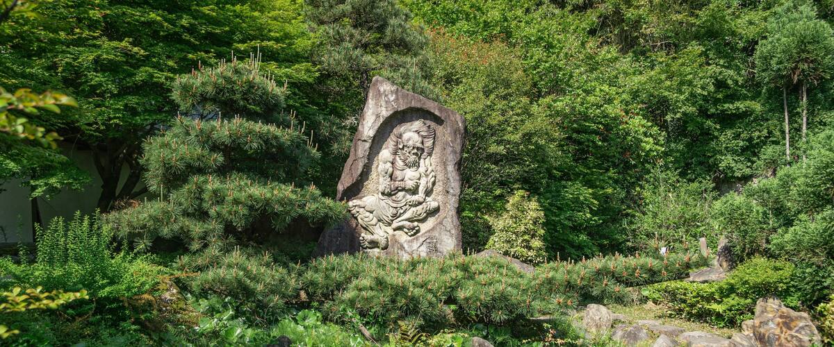 Ishiyama-dera showing a pond, heritage elements and a park