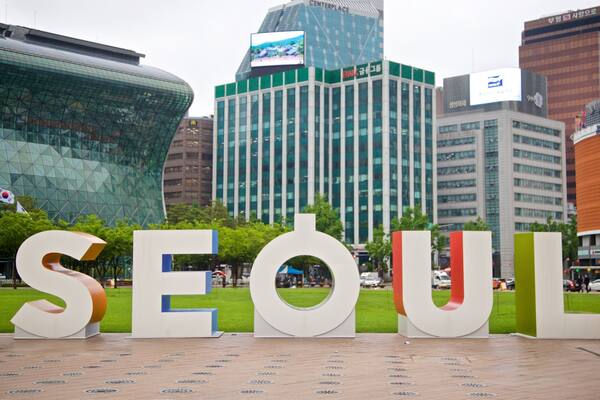 Seoul Plaza showing a park, outdoor art and signage