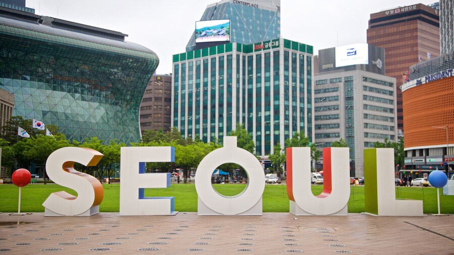 Seoul Plaza showing a park, outdoor art and signage