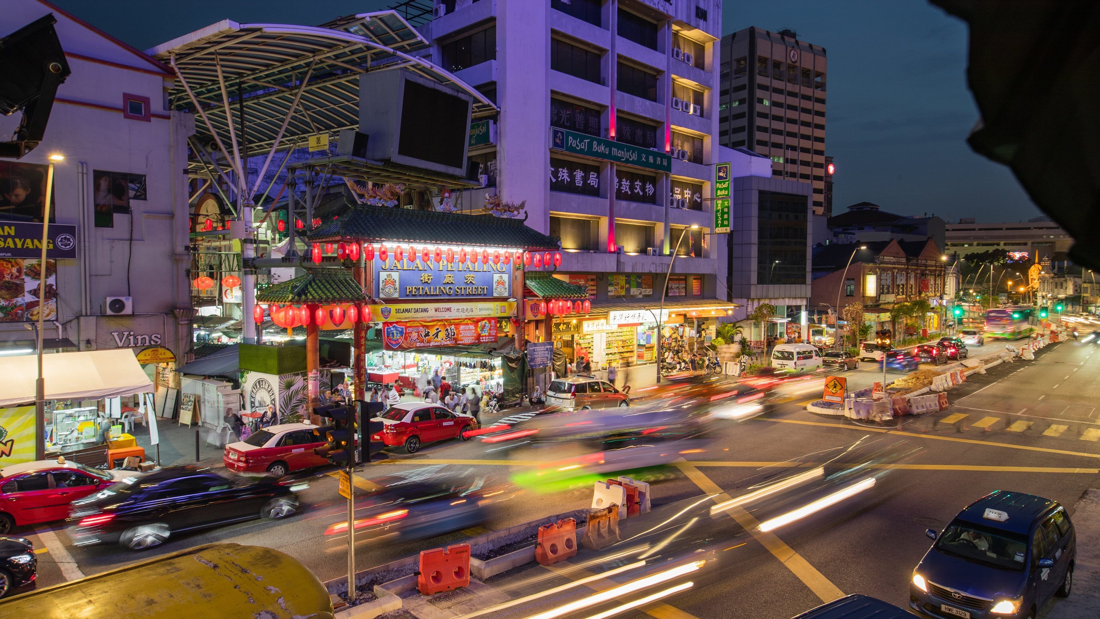 Petaling Street Market which includes night scenes and street scenes