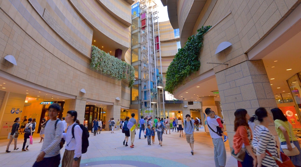 Osaka mettant en vedette ville aussi bien que petit groupe de personnes