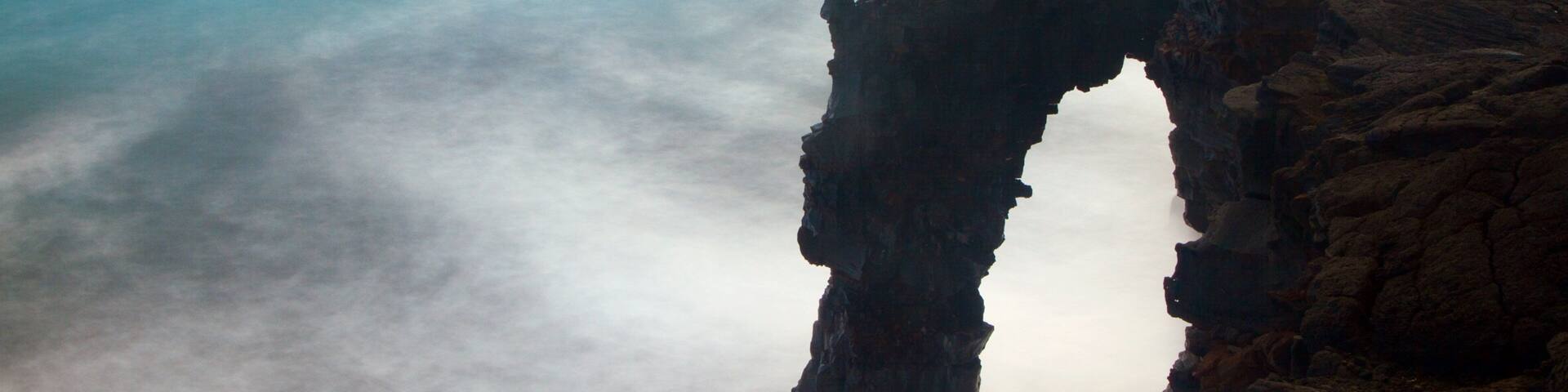 Holei Sea Arch que incluye costa escarpada y vistas generales de la costa