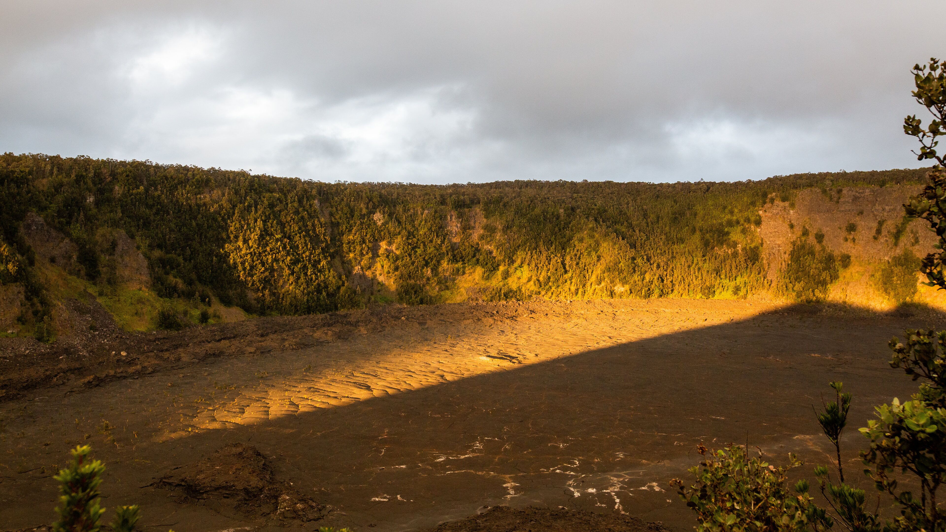 Kilauea Iki Crater showing tranquil scenes