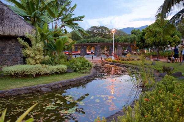 Papeete som inkluderar en trÀdgÄrd och en Ä eller flod