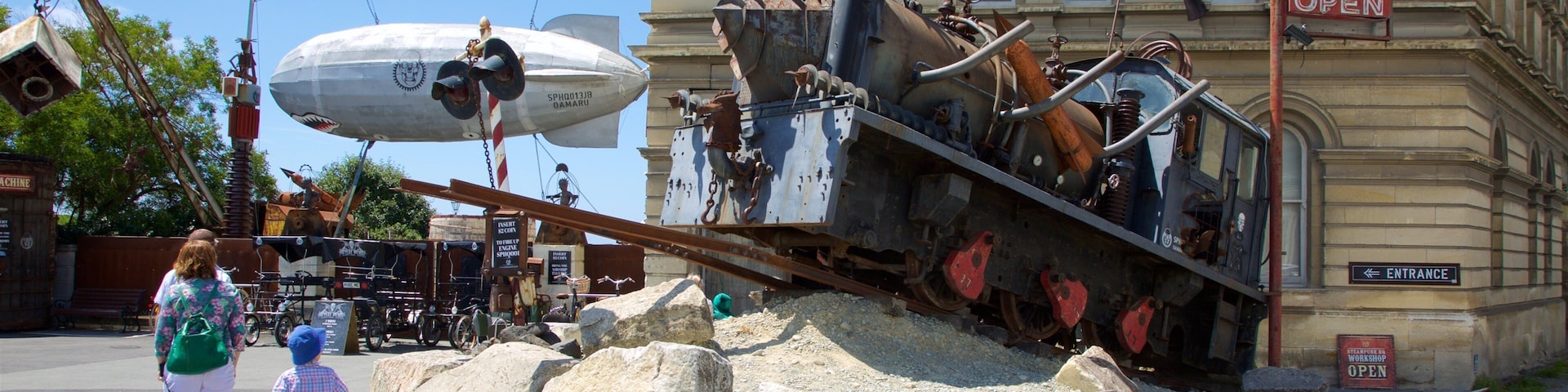 Oamaru showing heritage architecture and outdoor art as well as a family