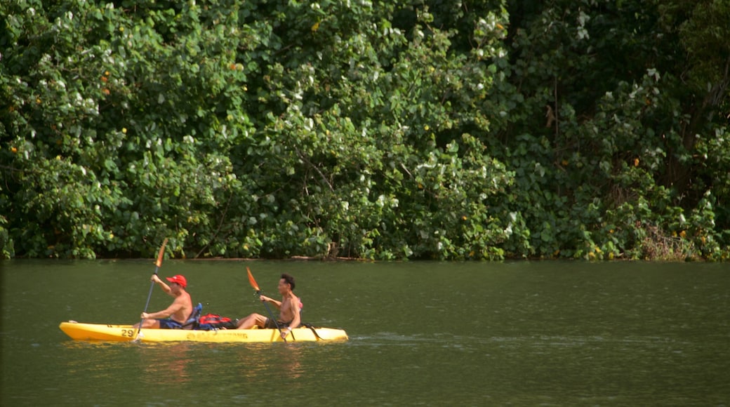 Kamokila Hawaiian Village que inclui um rio ou córrego e caiaque ou canoagem assim como um casal