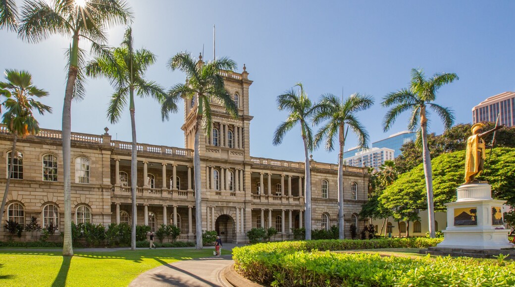 Ali\'iolani Hale which includes a garden and heritage architecture