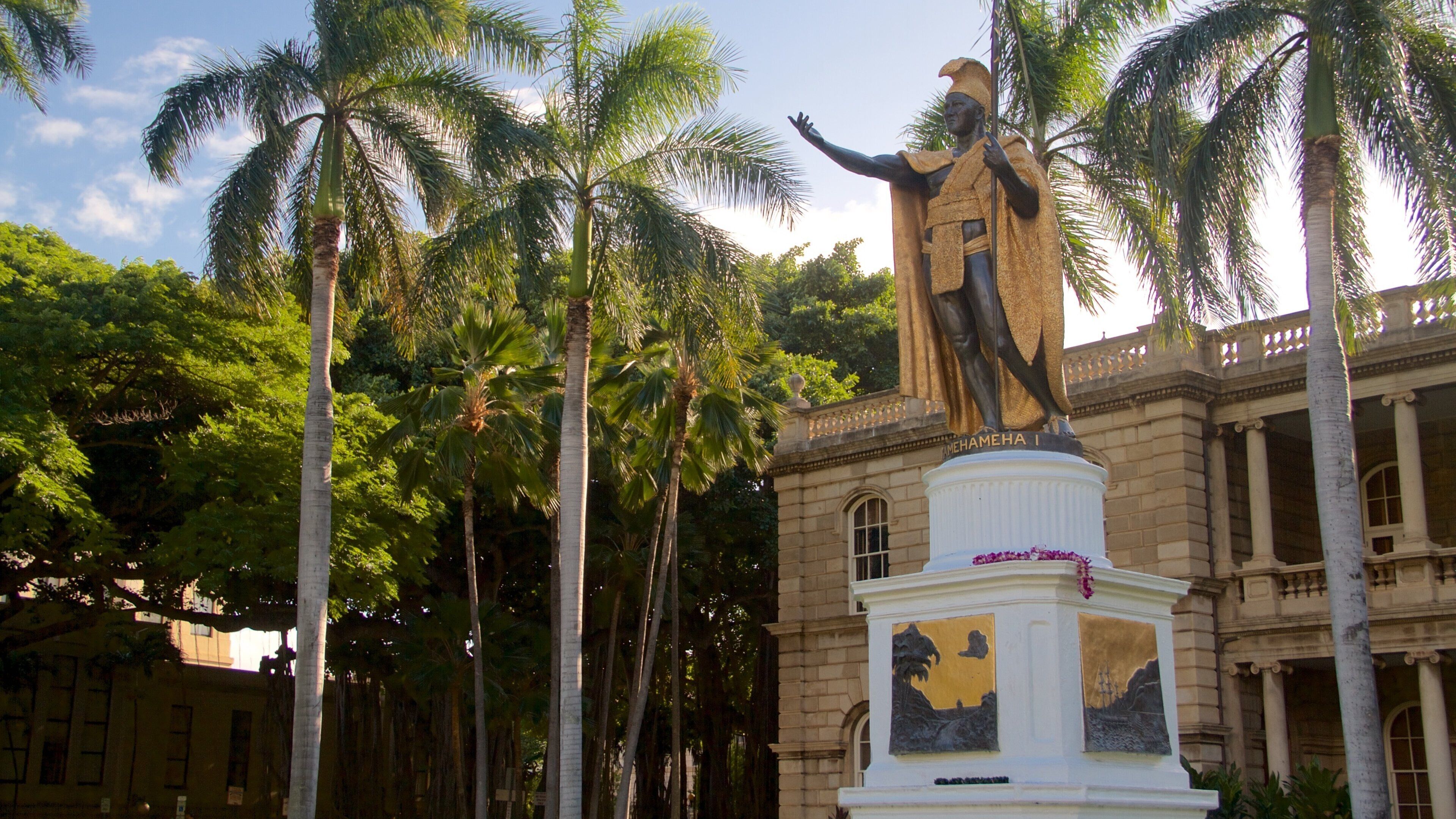 Honolulu featuring a statue or sculpture and a monument
