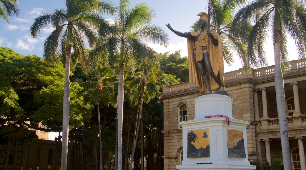 Honolulu featuring a statue or sculpture and a monument