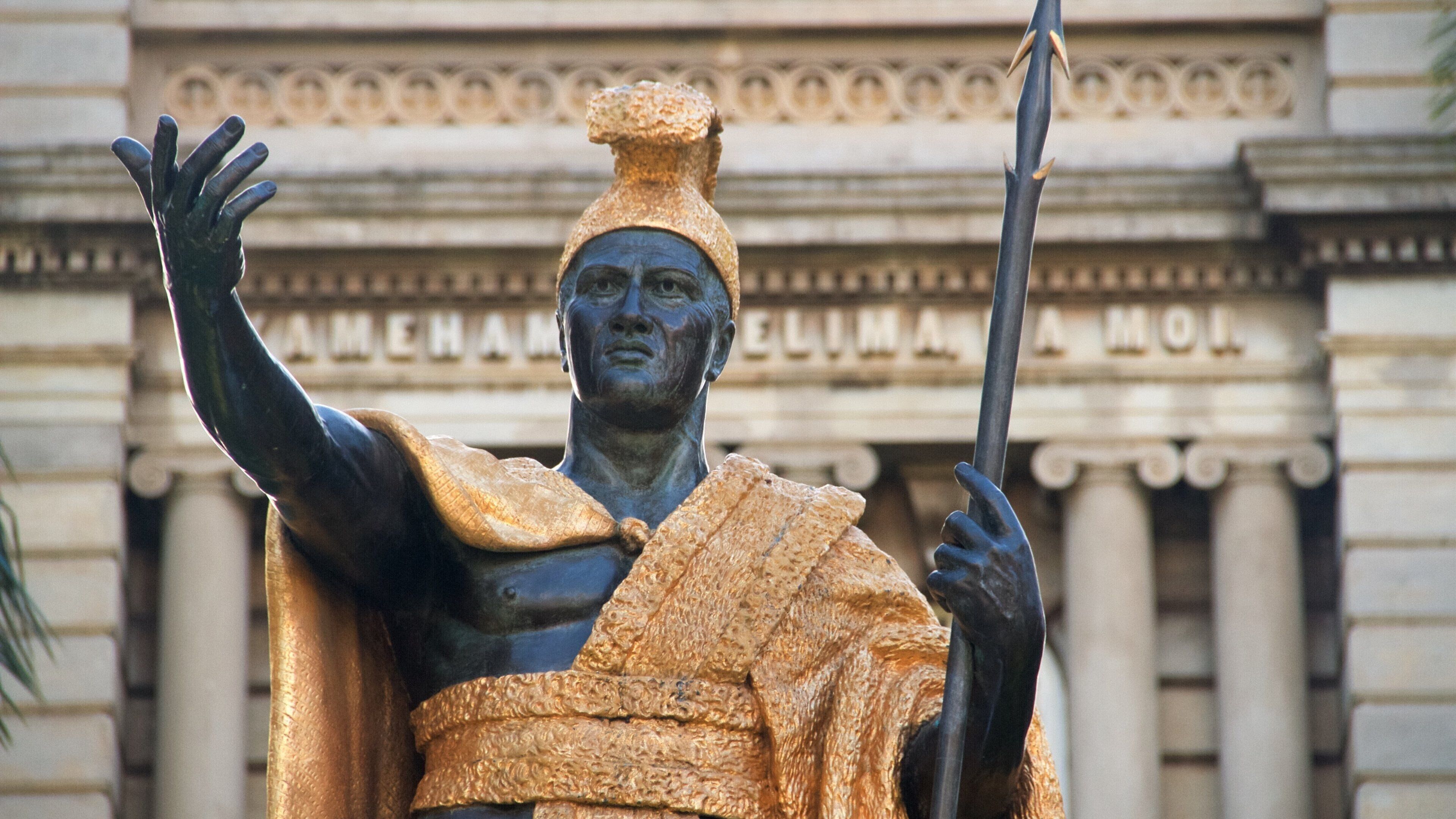 Ali\'iolani Hale showing a statue or sculpture