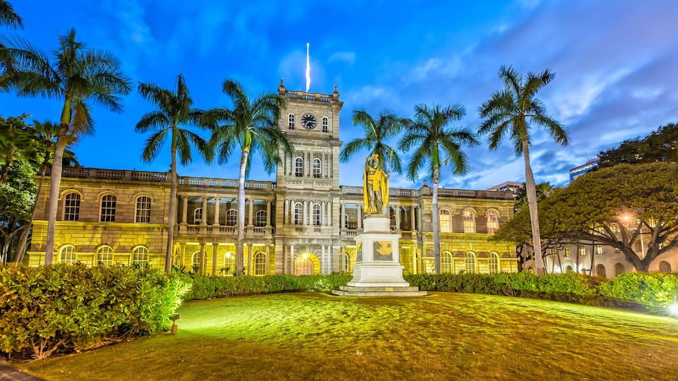 King Kamehameha Statue and Aliiolani Hale (Hawaii State Supreme Court), Honolulu, Oahu at Dusk