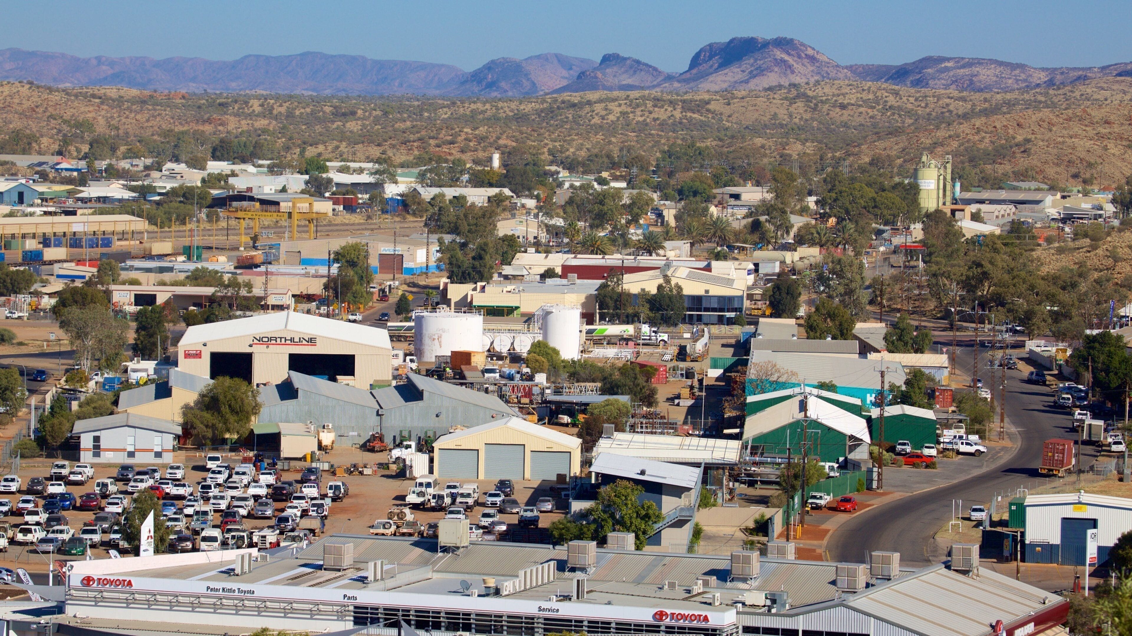 Red Centre ofreciendo una pequeña ciudad o pueblo y escenas tranquilas