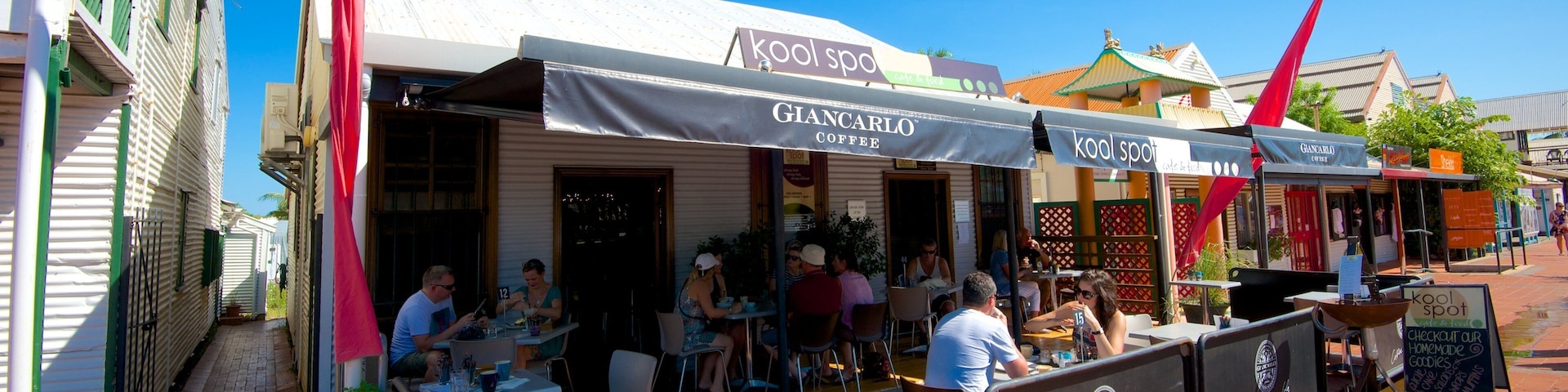 Broome which includes cafe scenes, signage and outdoor eating