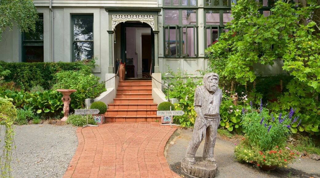Daylesford showing heritage architecture and a statue or sculpture