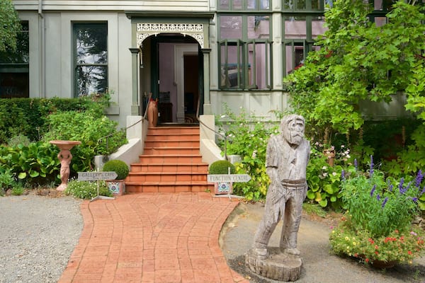 Daylesford featuring a statue or sculpture and heritage architecture