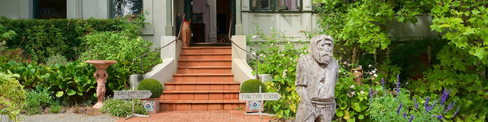 Daylesford showing heritage architecture and a statue or sculpture