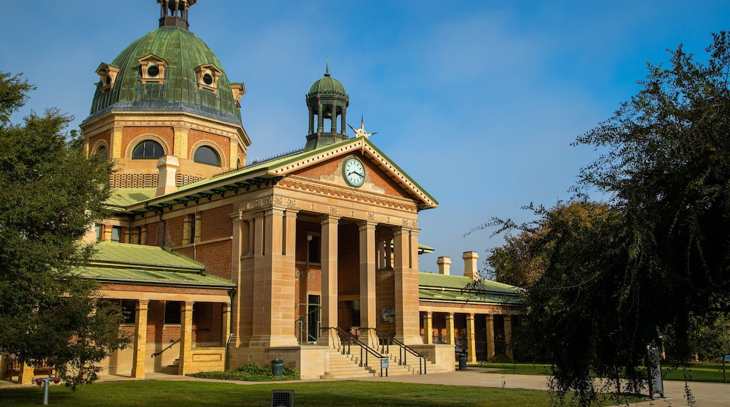 Bathurst Courthouse showing heritage architecture and an administrative buidling