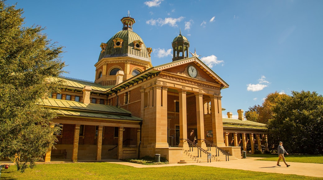 Bathurst Courthouse featuring heritage architecture and an administrative buidling