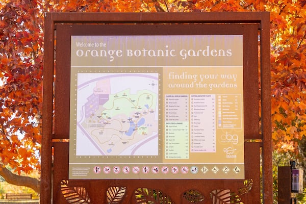 Ein Schild für die Orange Botanic Gardens mit einer Karte und Informationen über die Gärten und Einrichtungen.