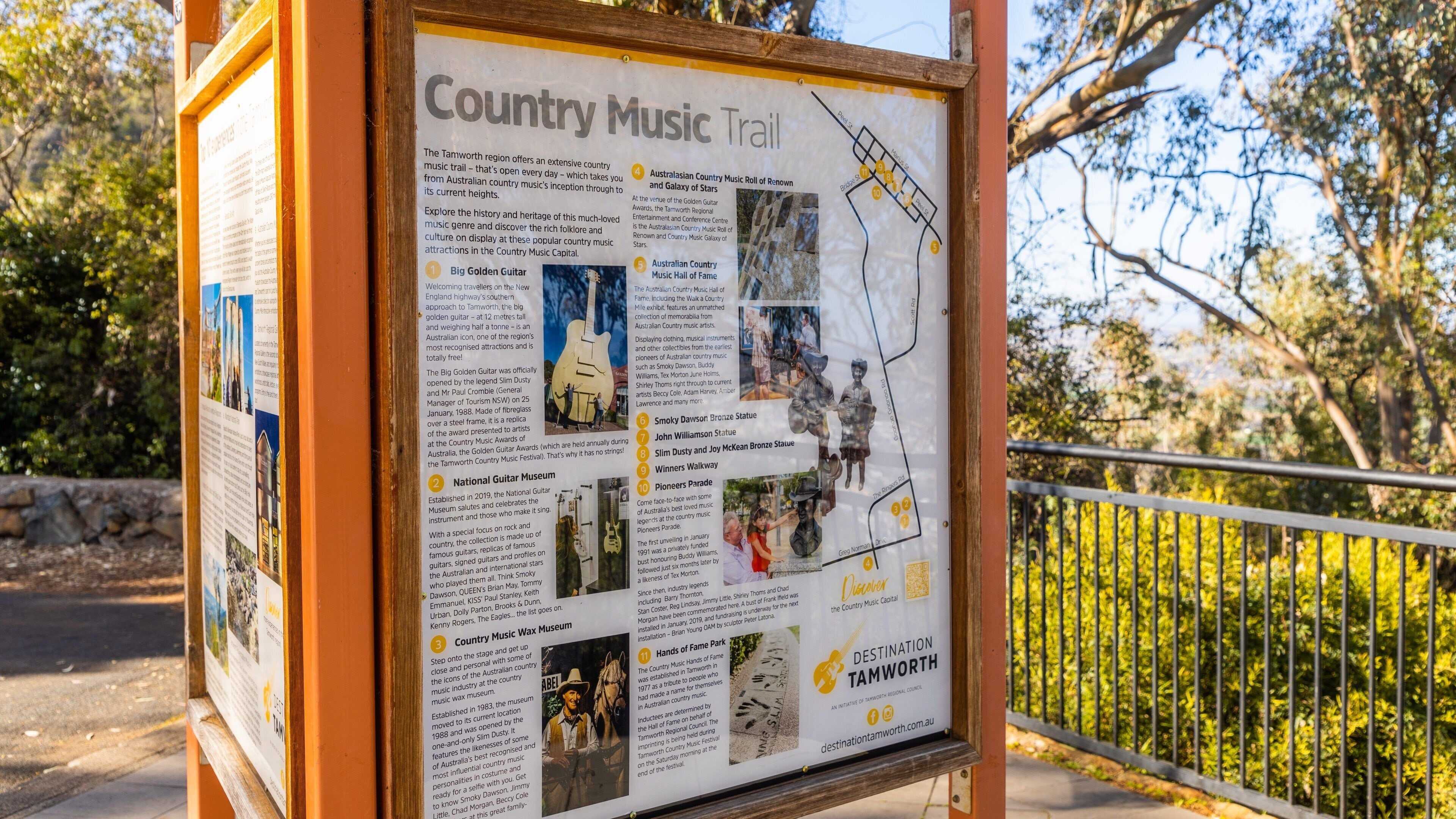 Oxley Scenic Lookout featuring signage