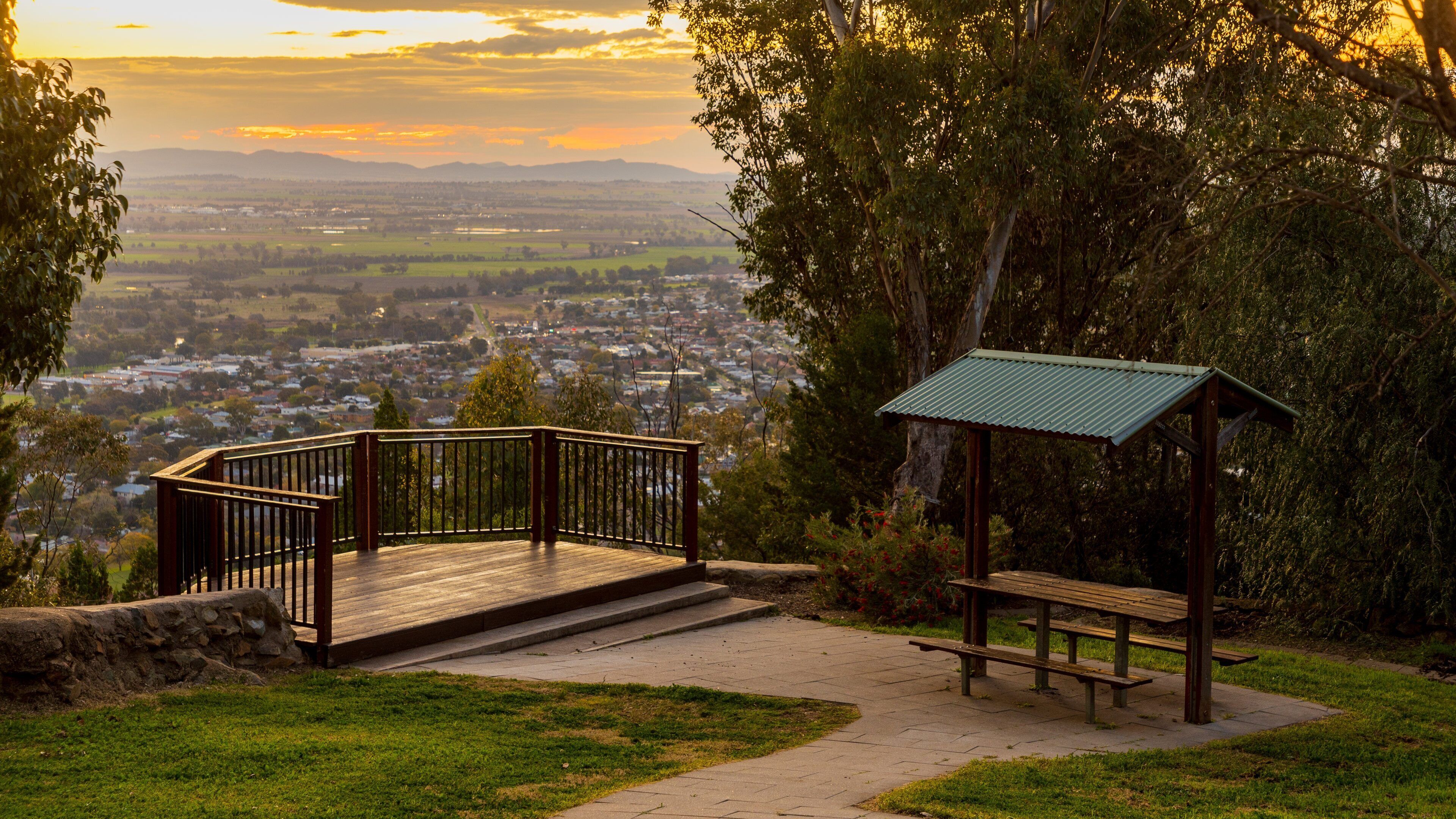 Oxley Scenic Lookout showing a park, views and a sunset