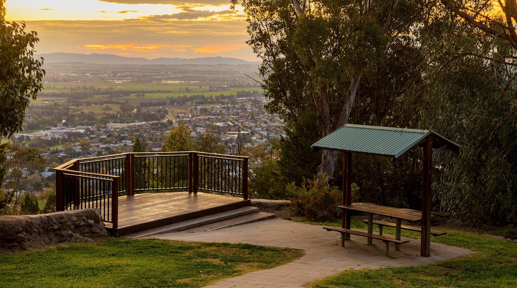 Oxley Scenic Lookout showing a park, views and a sunset