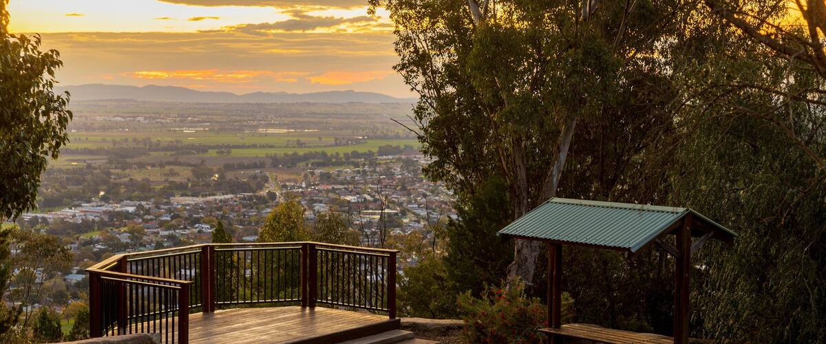 Oxley Scenic Lookout showing a park, views and a sunset
