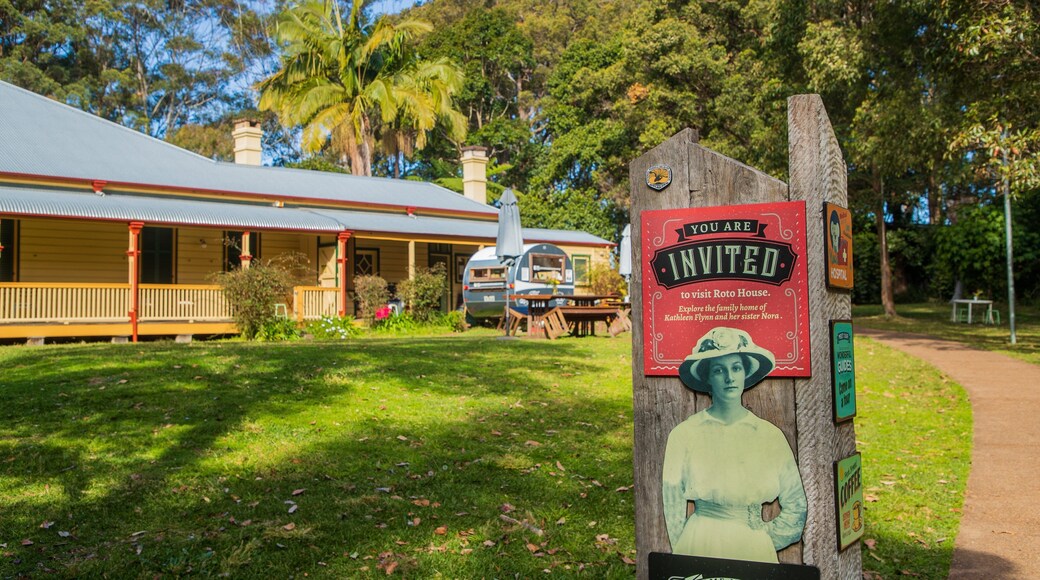 Koala Hospital showing a small town or village and signage