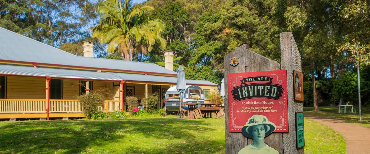 Koala Hospital showing a small town or village and signage