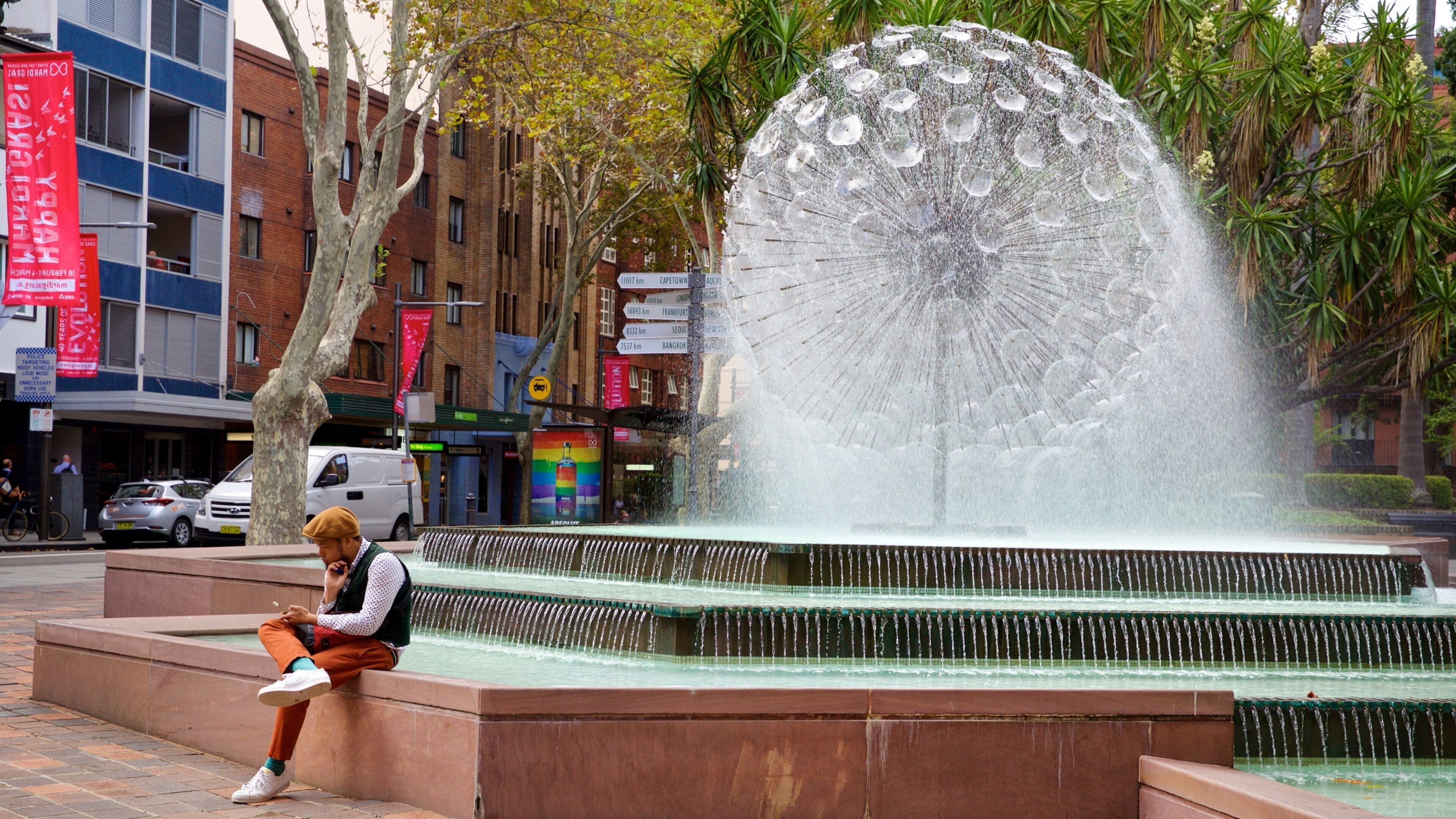 El Alamein Fountain montrant fontaine aussi bien que homme