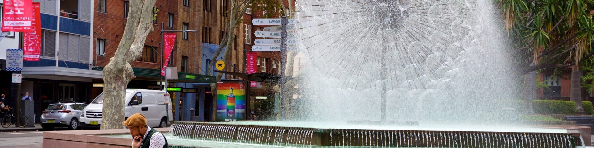 El Alamein Fountain que incluye una fuente y también un hombre
