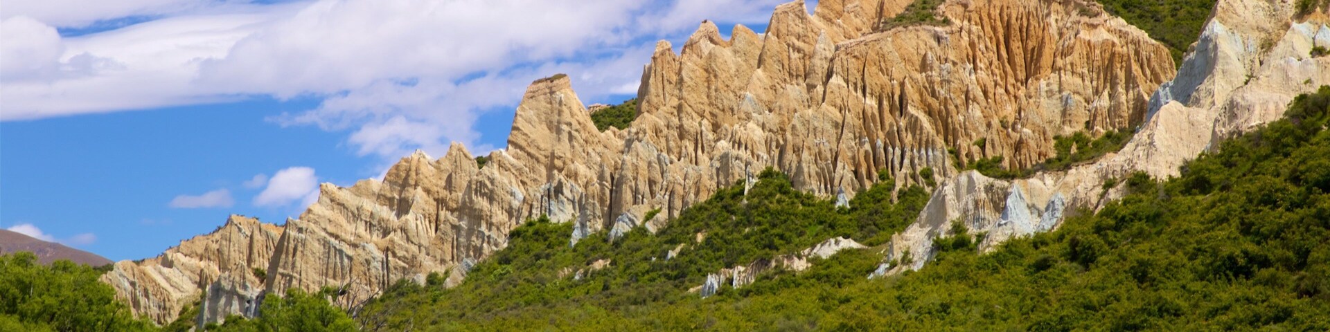 Clay Cliffs que inclui cenas tranquilas e montanhas