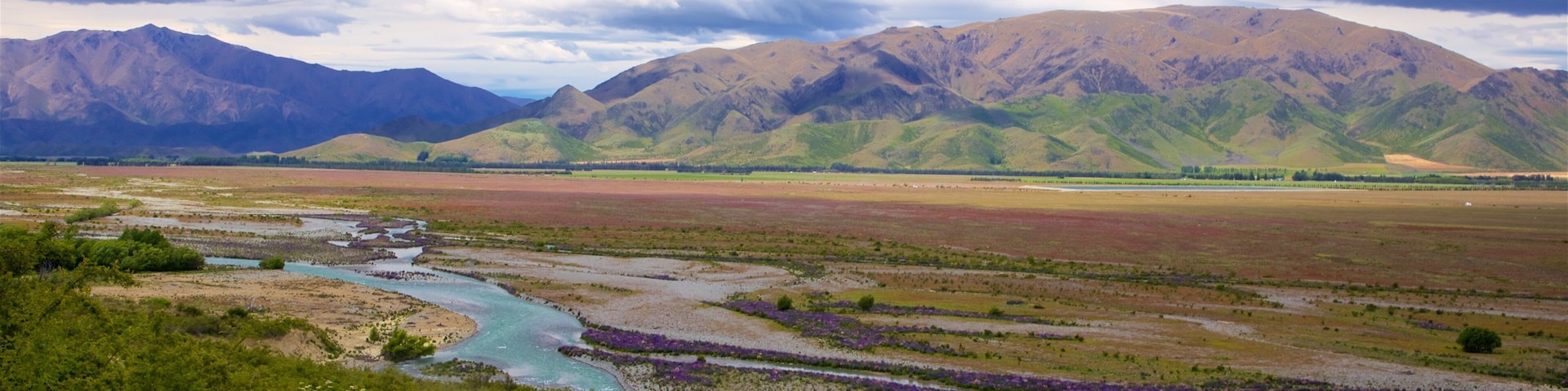 Clay Cliffs que inclui cenas tranquilas, um rio ou córrego e paisagem