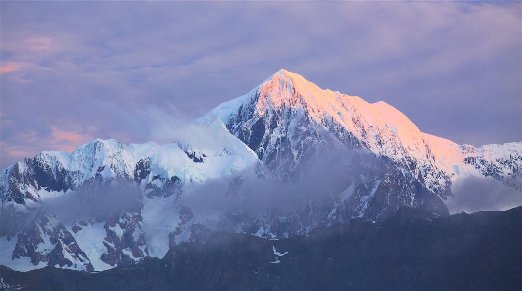 Fox Glacier montrant coucher de soleil et montagnes