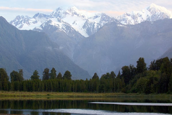 Fox Glacier mettant en vedette neige, lac ou étang et scÚnes forestiÚres