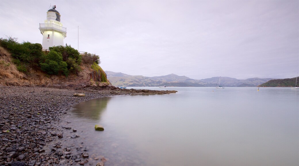 Akaroa inclusief een kiezelstrand, een baai of haven en een vuurtoren