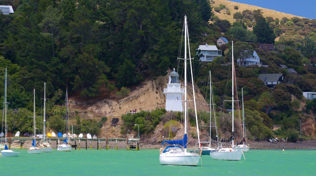 Canterbury toont een kuststadje, een vuurtoren en algemene kustgezichten