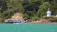 Akaroa Lighthouse que incluye una bahía o puerto y un faro