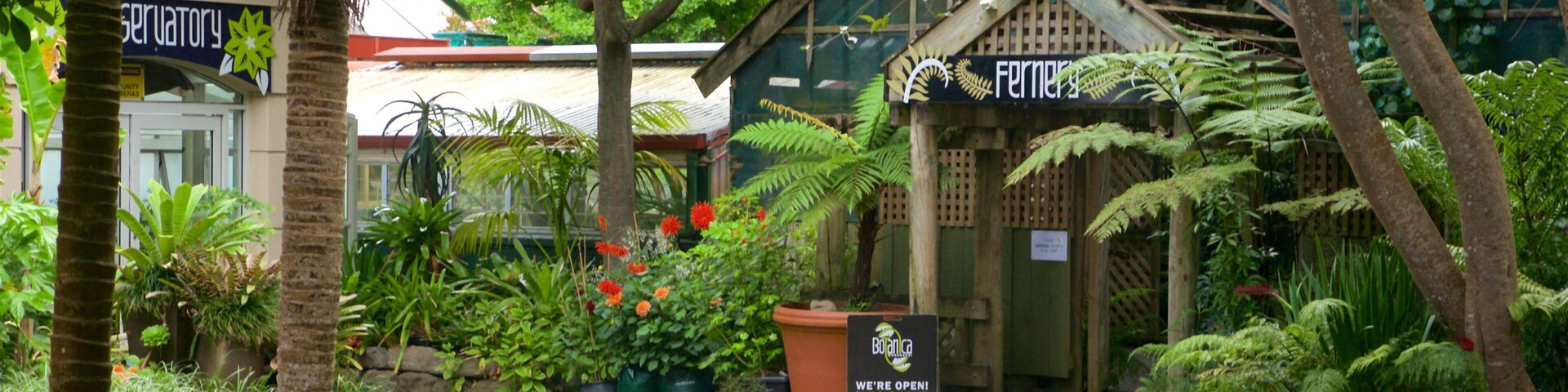 Botanica & Cafler Park mostrando sinalização e um jardim