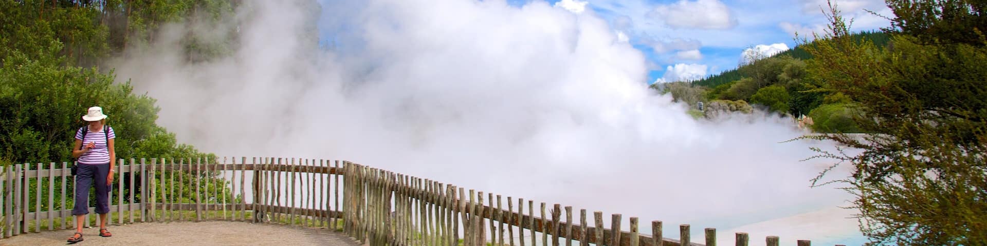 Wairakei som viser tåge eller dis såvel som en kvinde