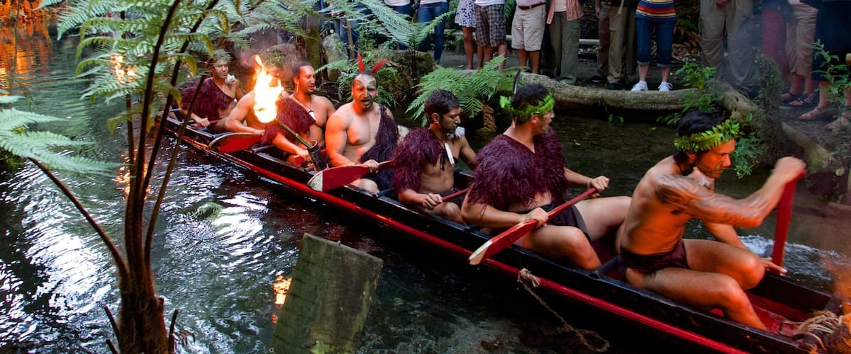 Rotorua montrant riviĂšre ou ruisseau et culture autochtone aussi bien que petit groupe de personnes