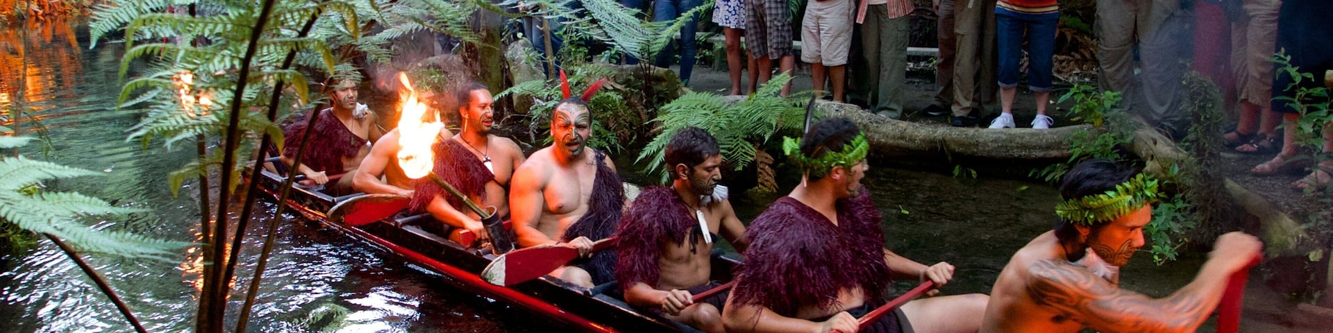 Rotorua que incluye cultura indígena y un río o arroyo y también un pequeño grupo de personas