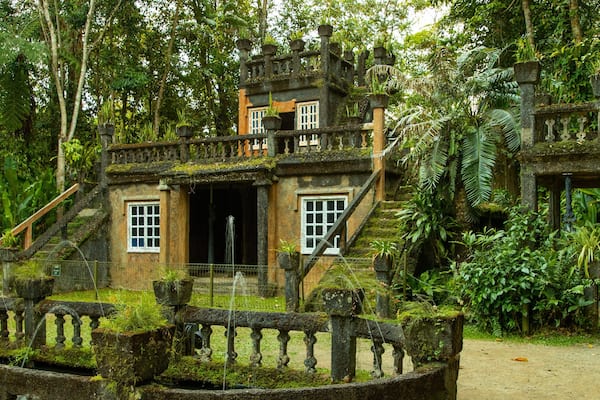 Paronella Park featuring heritage elements and a fountain