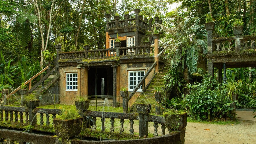 Paronella Park featuring heritage elements and a fountain