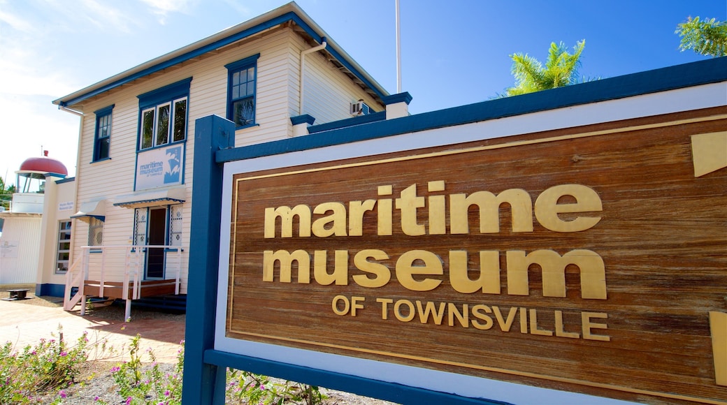 Maritime Museum of Townsville que incluye señalización