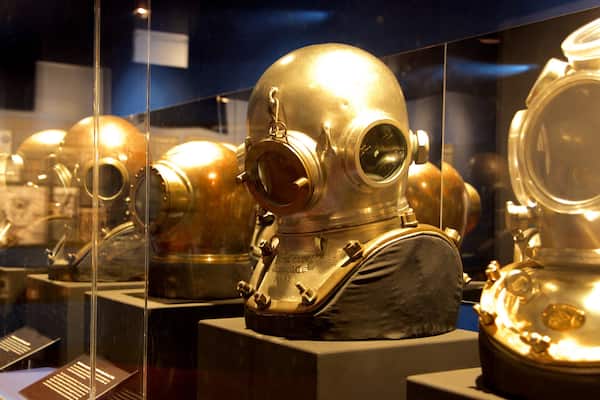 Museum of Tropical Queensland showing heritage elements and interior views
